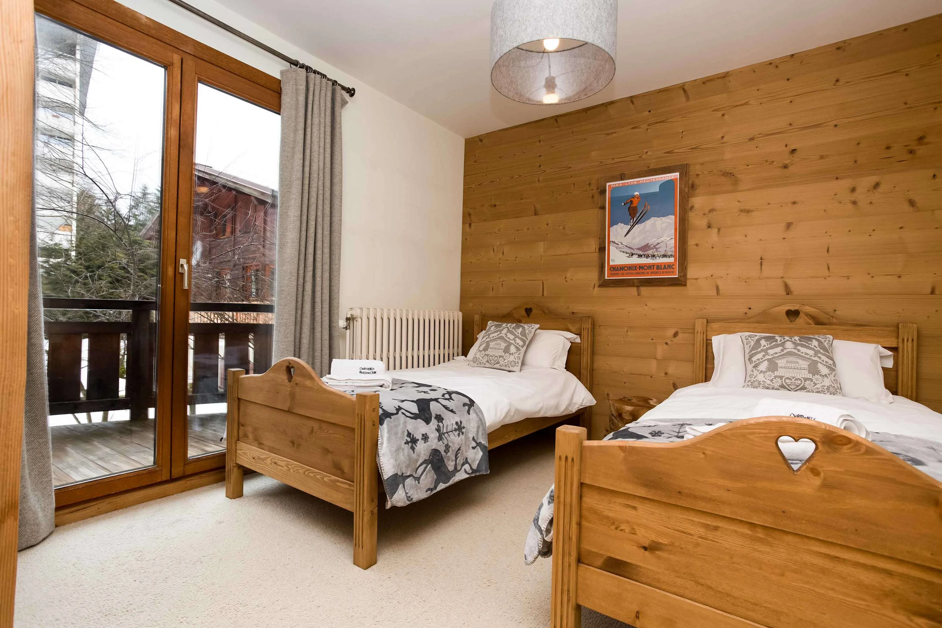 Twin kids' room with access to the terrace