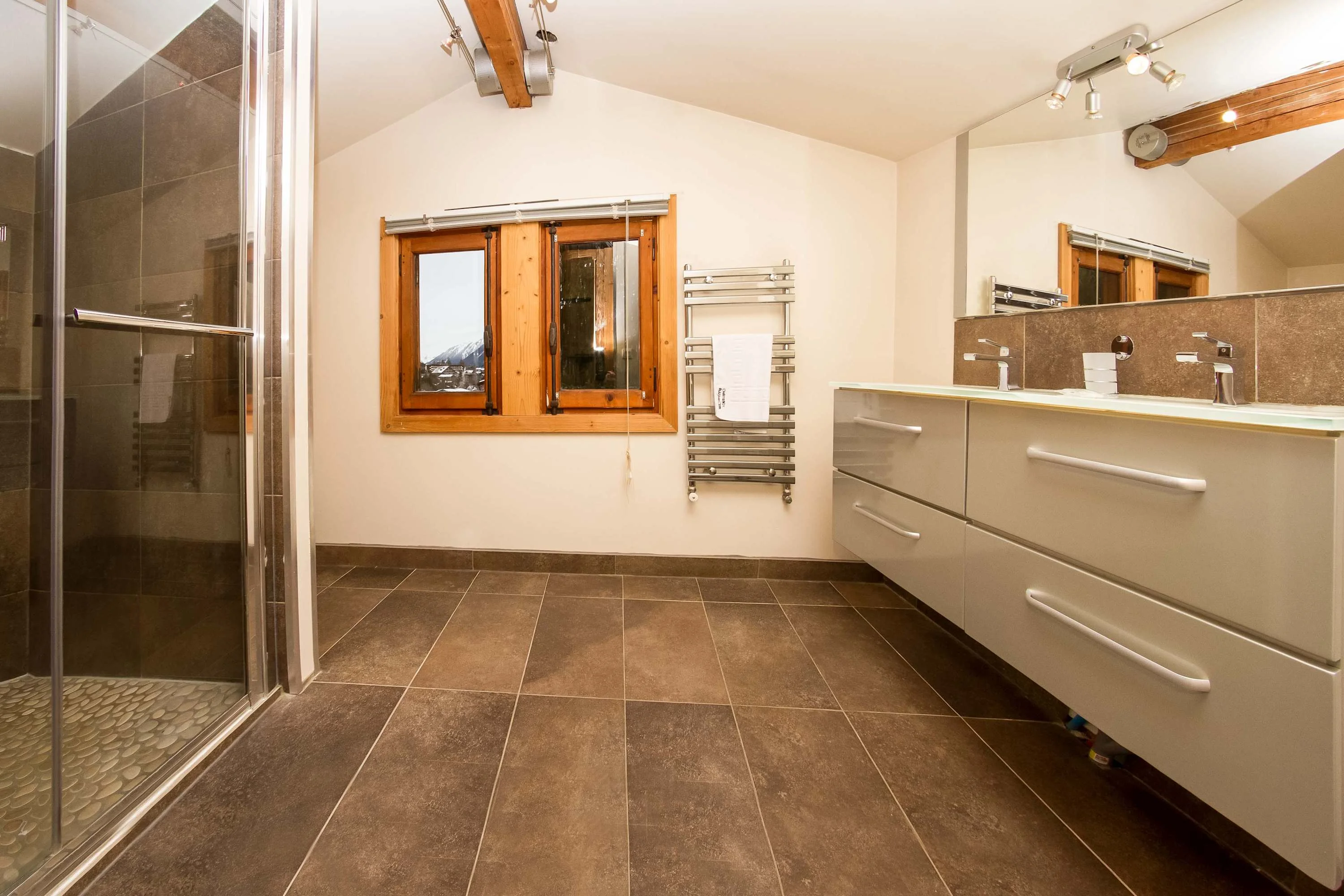 Ensuite bathroom with his'n'hers sinks, Italian shower & WC