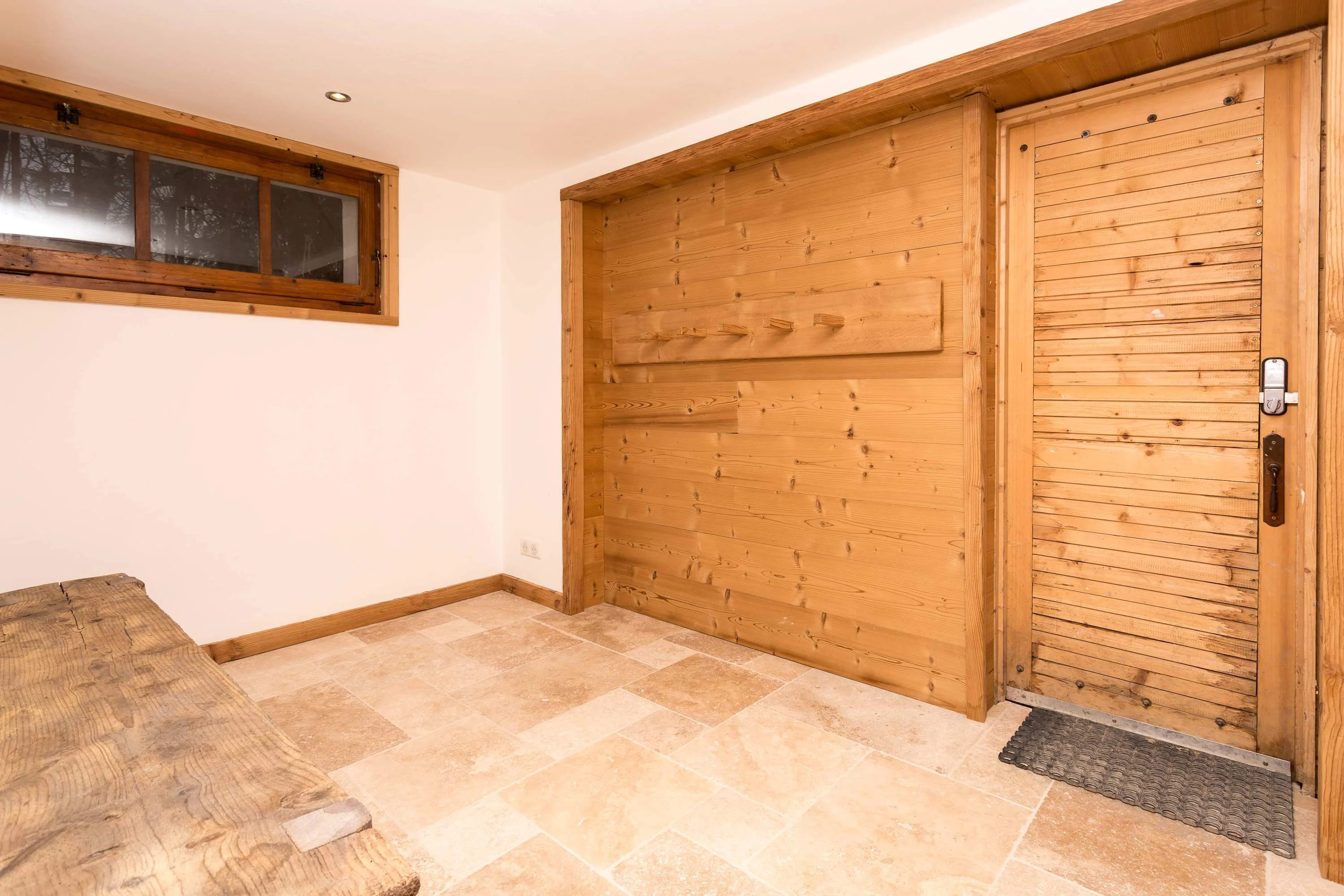 Ski & boot room with direct access from outside