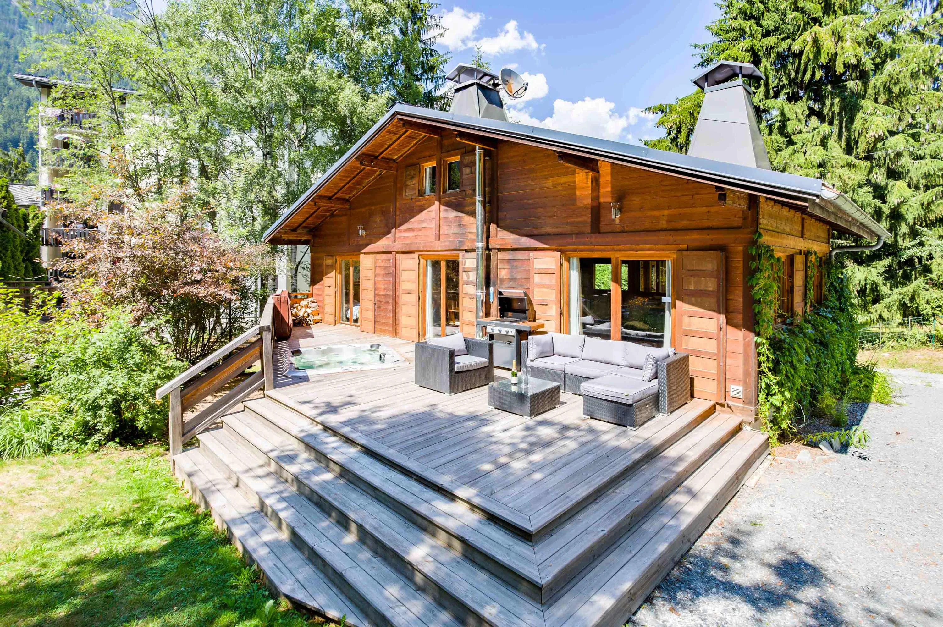 Chalet des Souchettes has a hot tub and sunny terrace