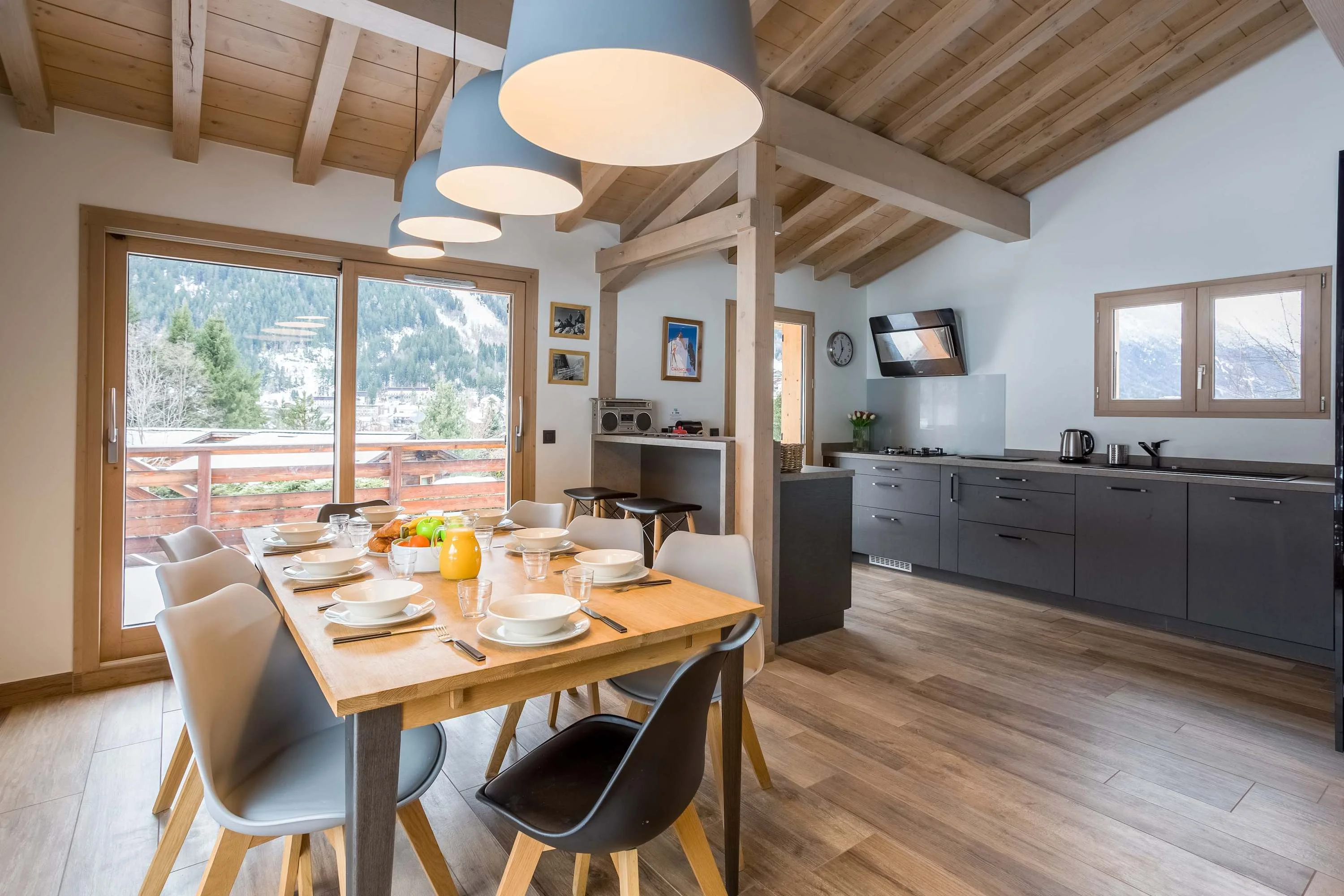 Open-plan dining area and kitchen, open onto the terrace