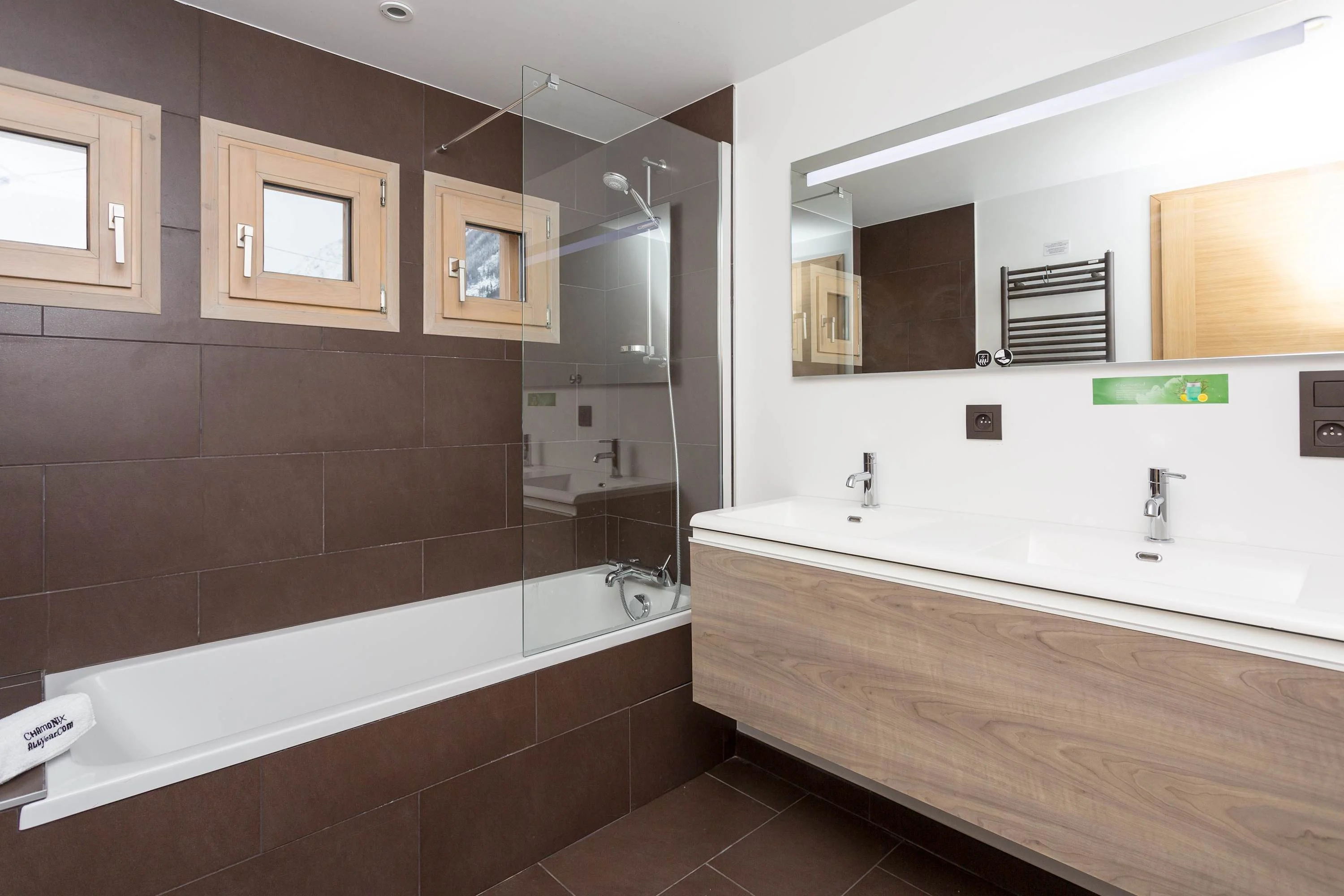 Shared family bathroom on lower ground floor