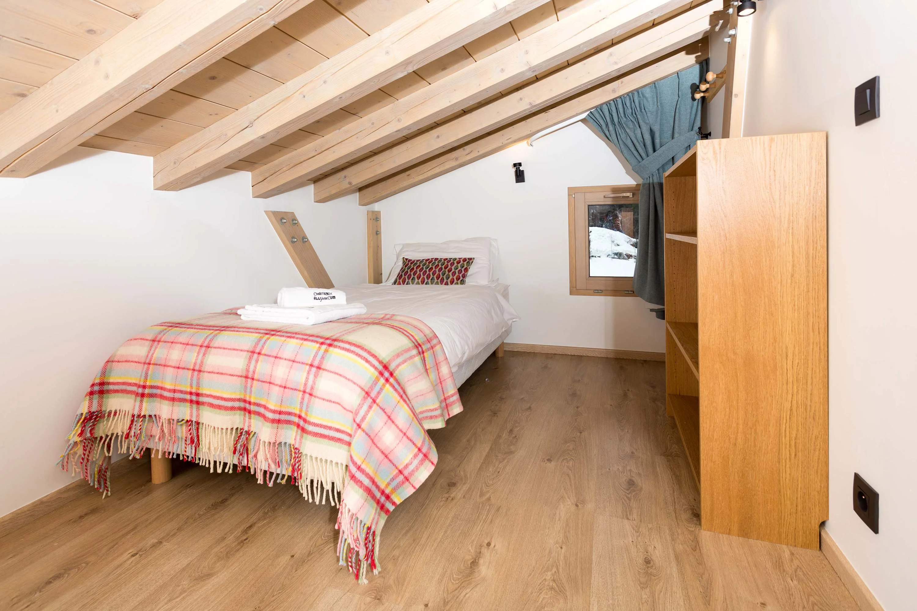 Second single bed in mezzanine bedroom