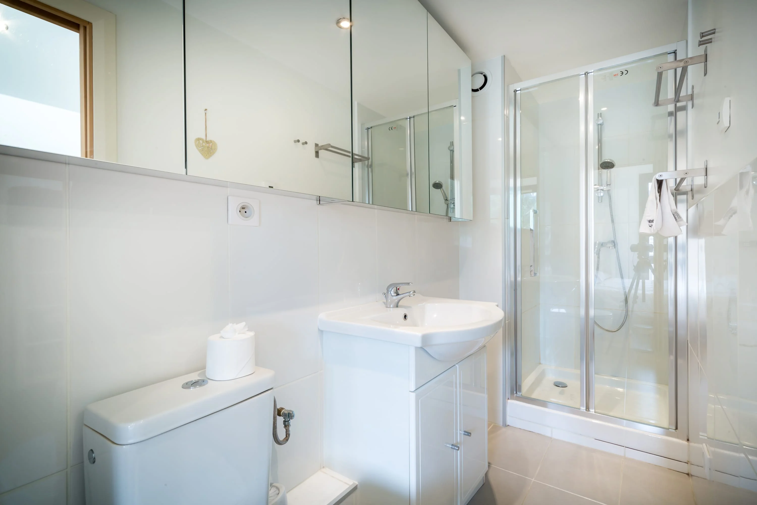 Jack'n'Jill bathroom enjoys shower and WC