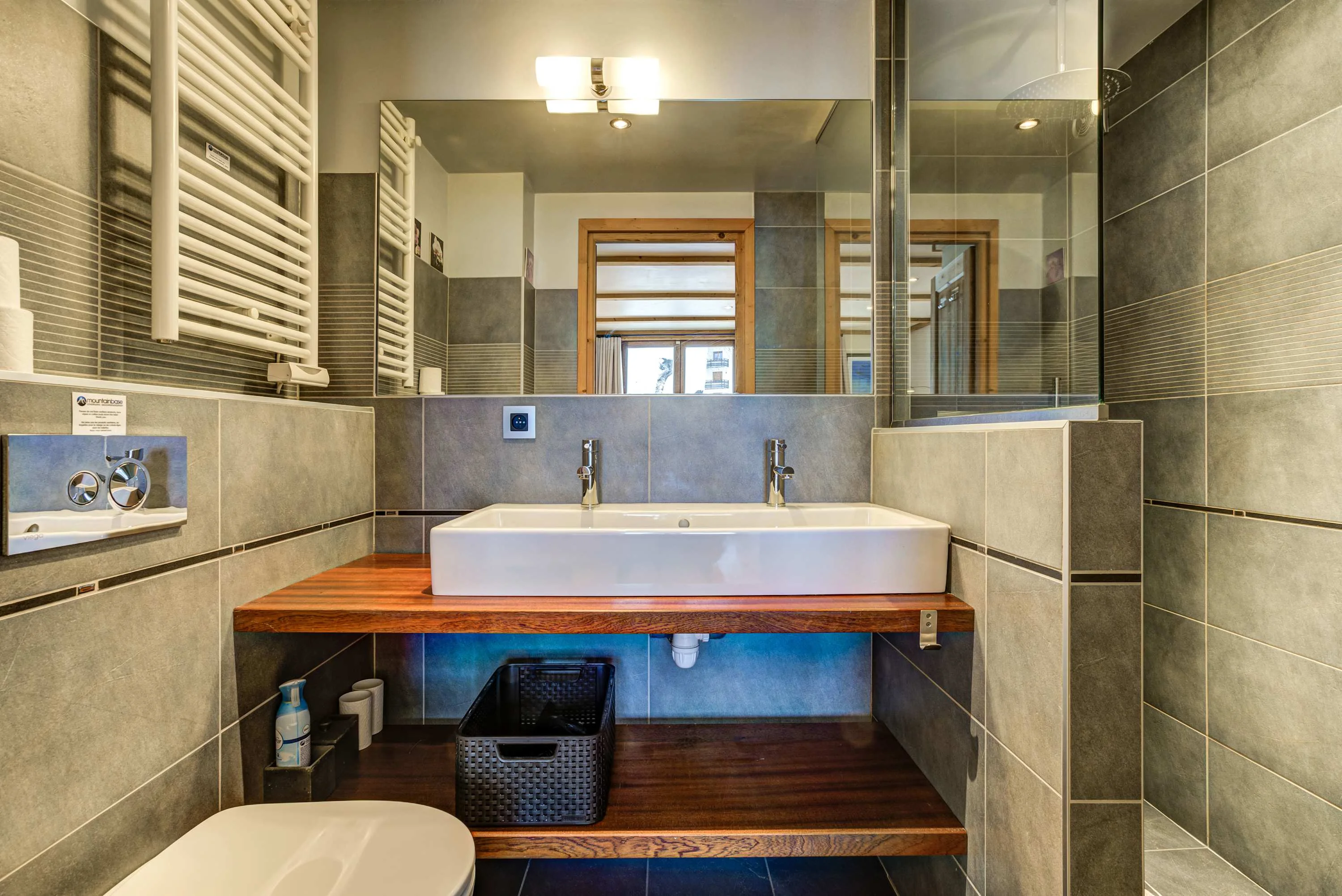 Ensuite to master bedroom