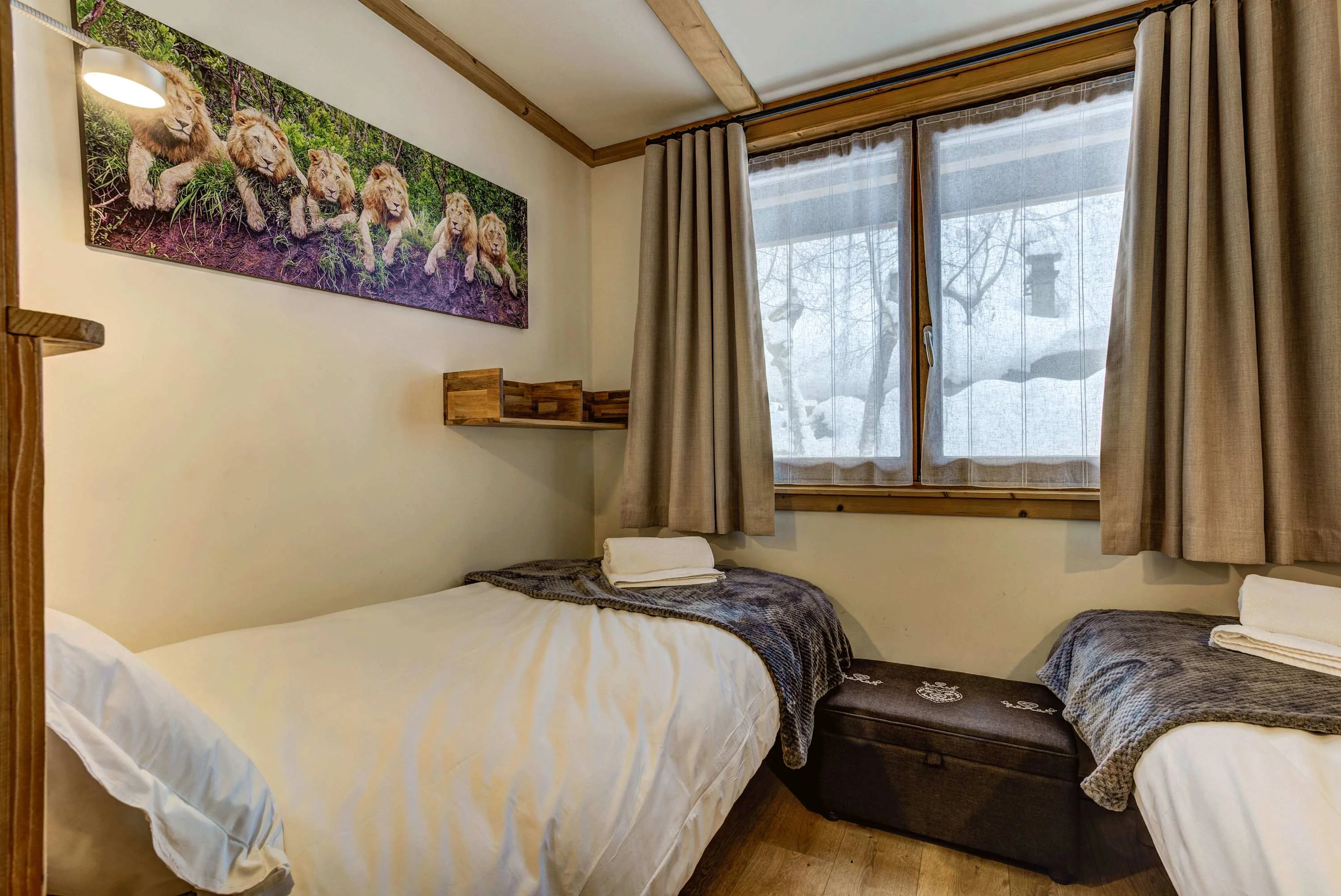 Twin bedroom