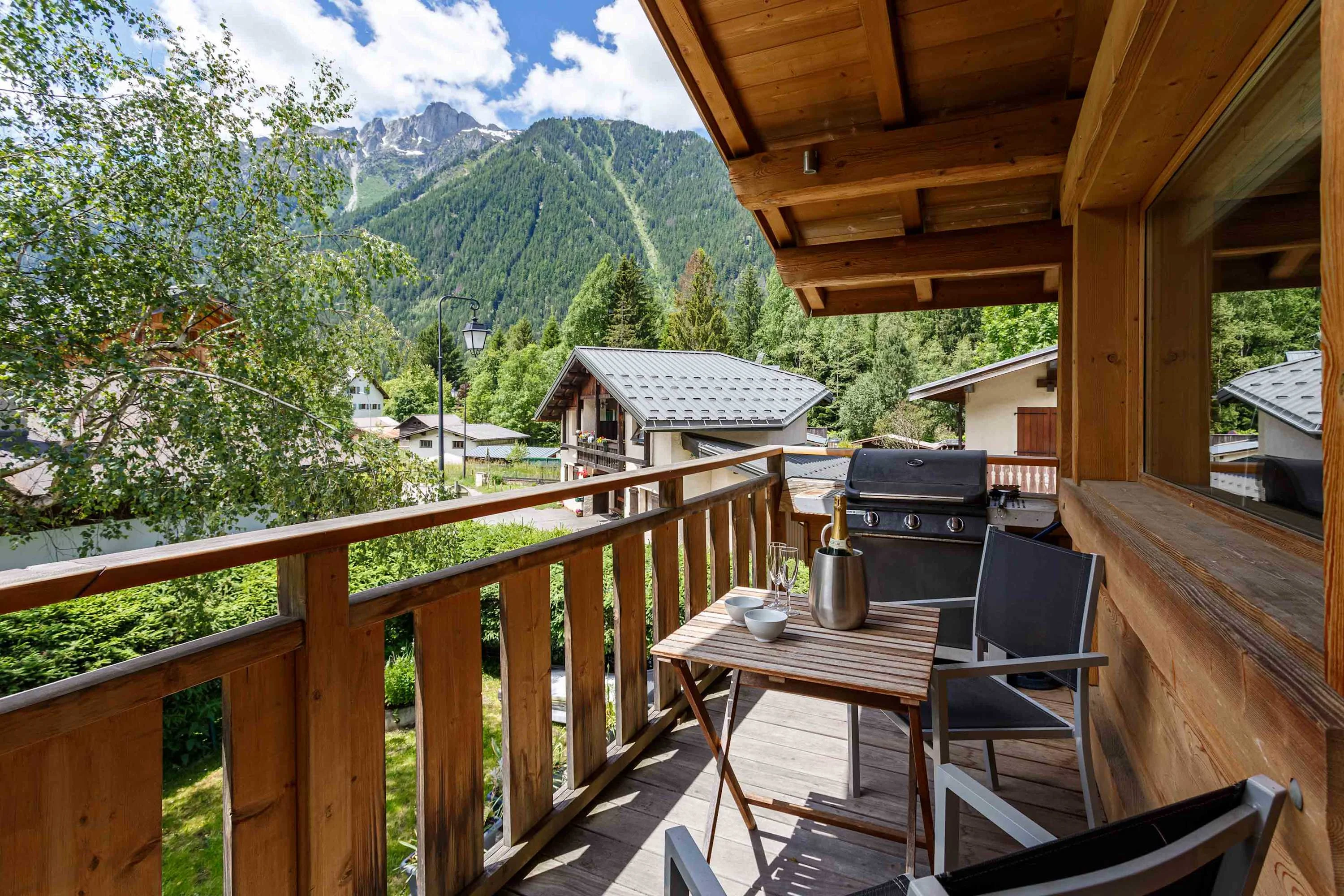 Balcony to enjoy the mountain views