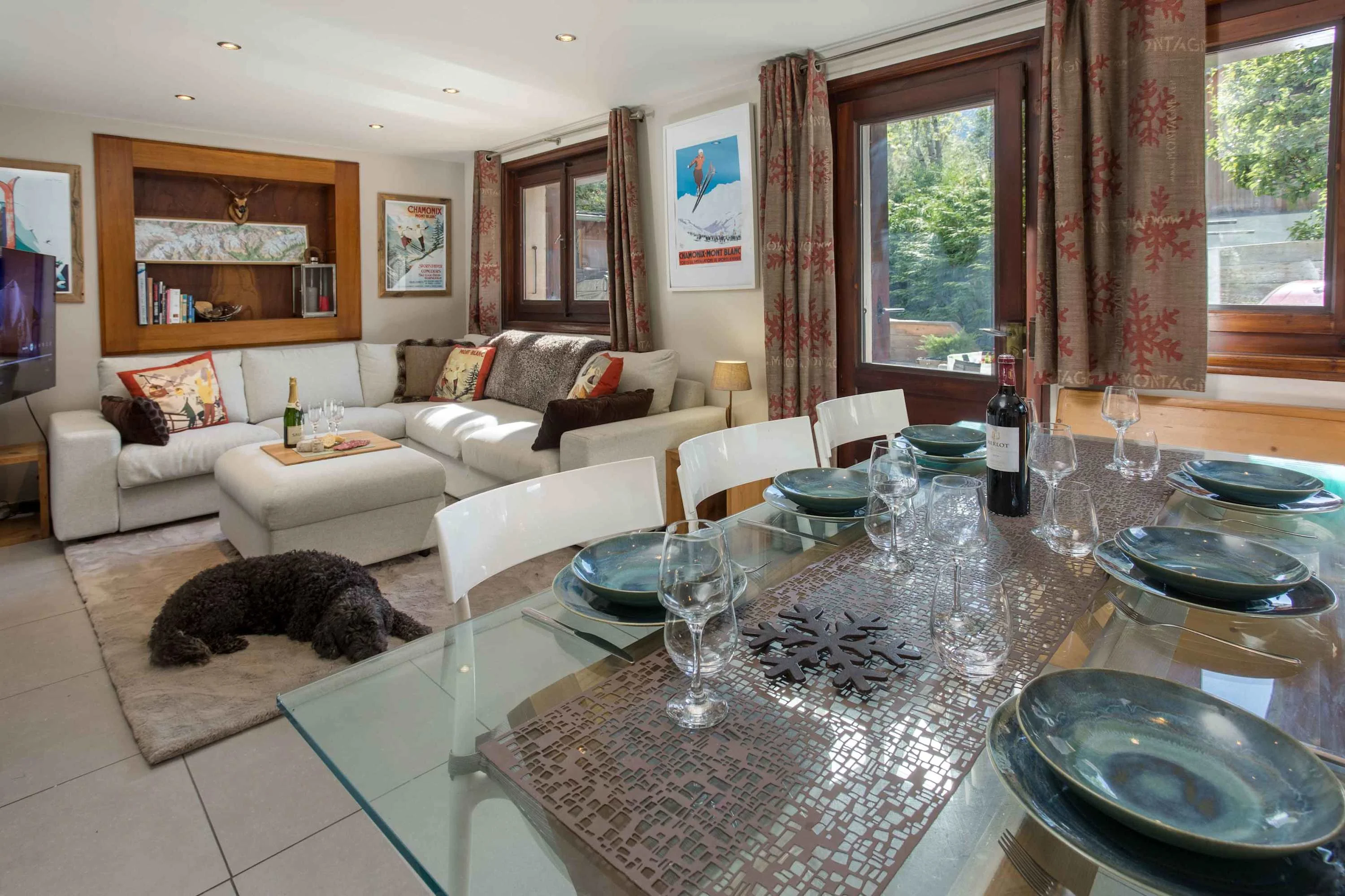 Open plan living dining room, pet friendly!