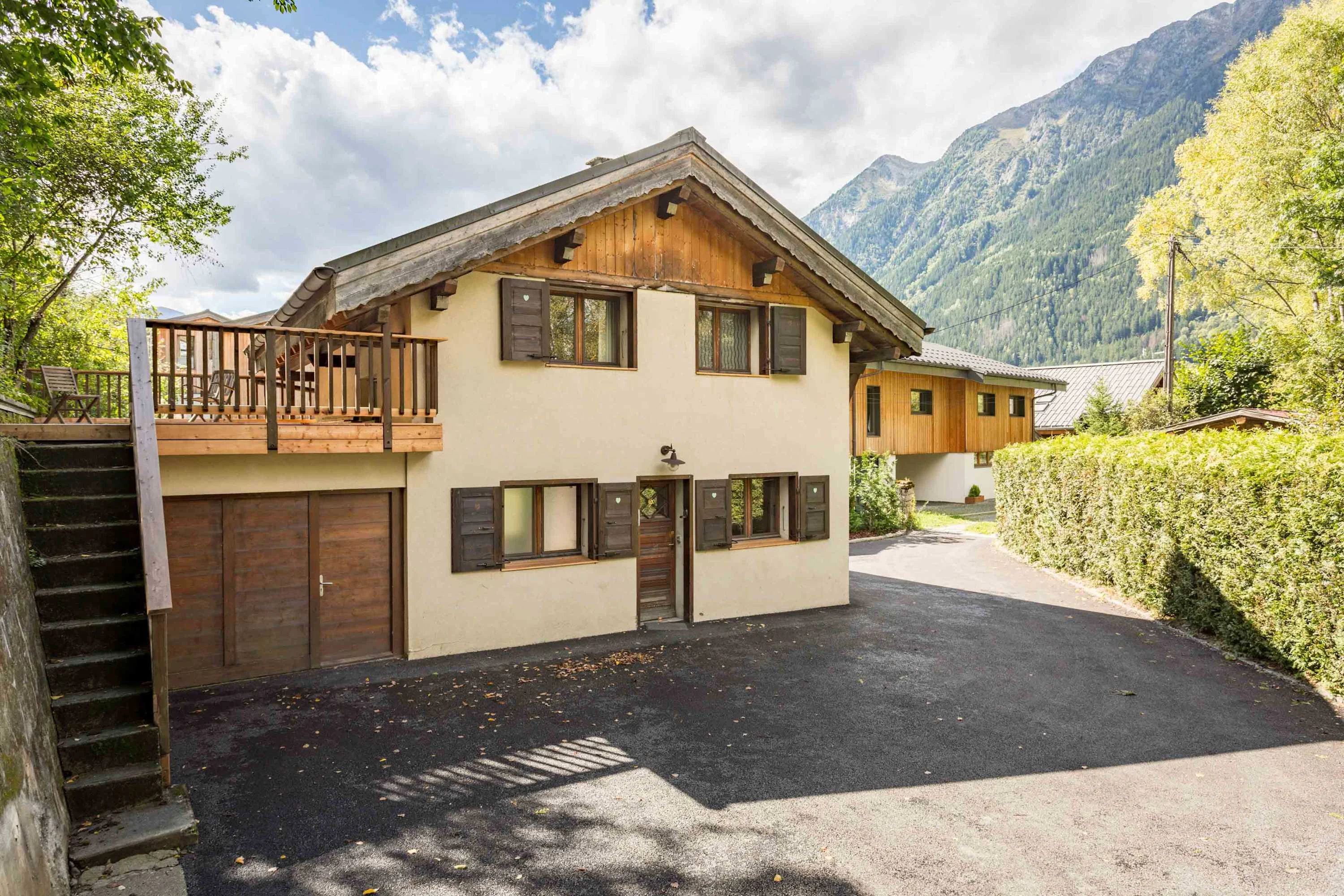 Parking outside the front of Chalet le Tremplin