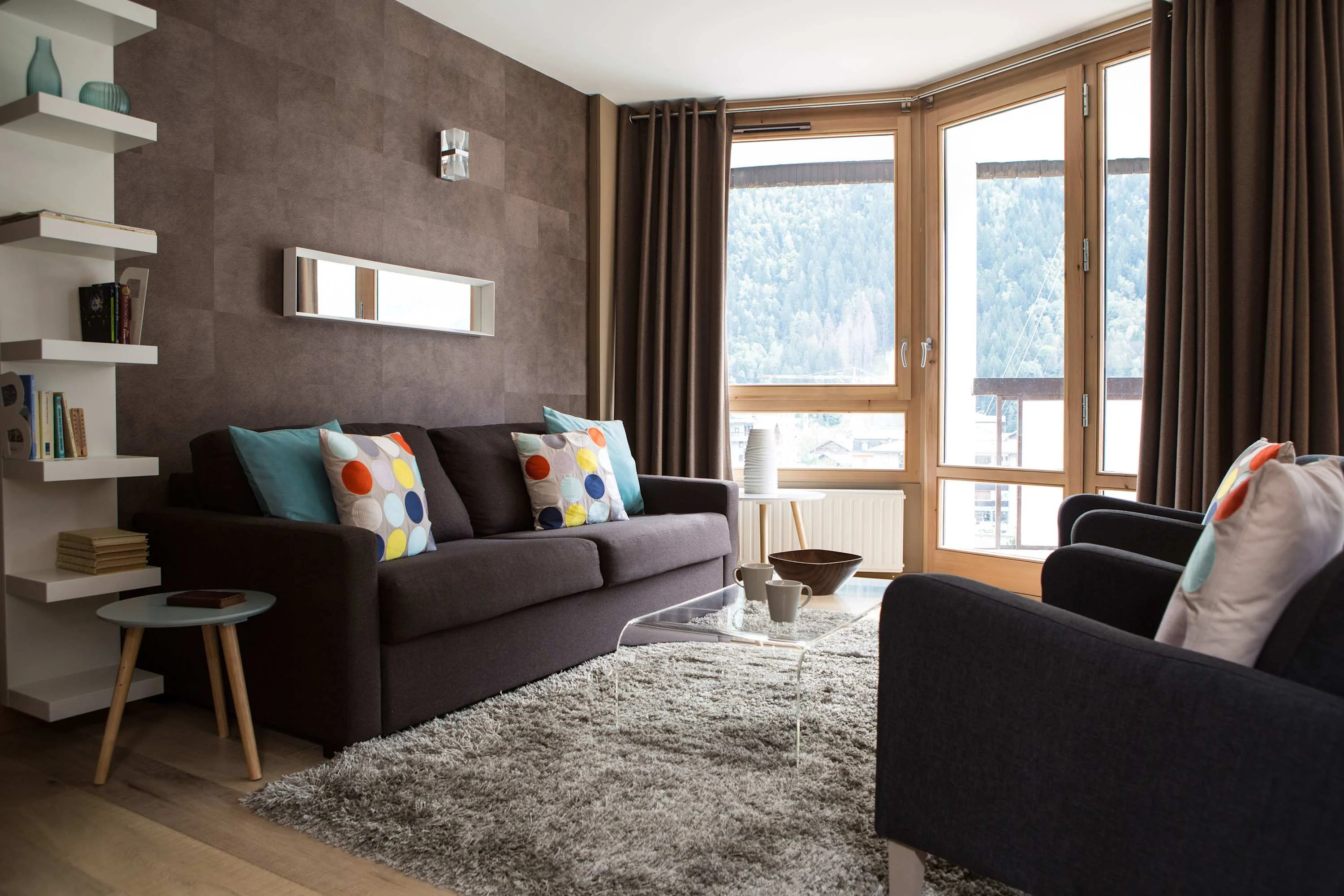 Spacious living room
