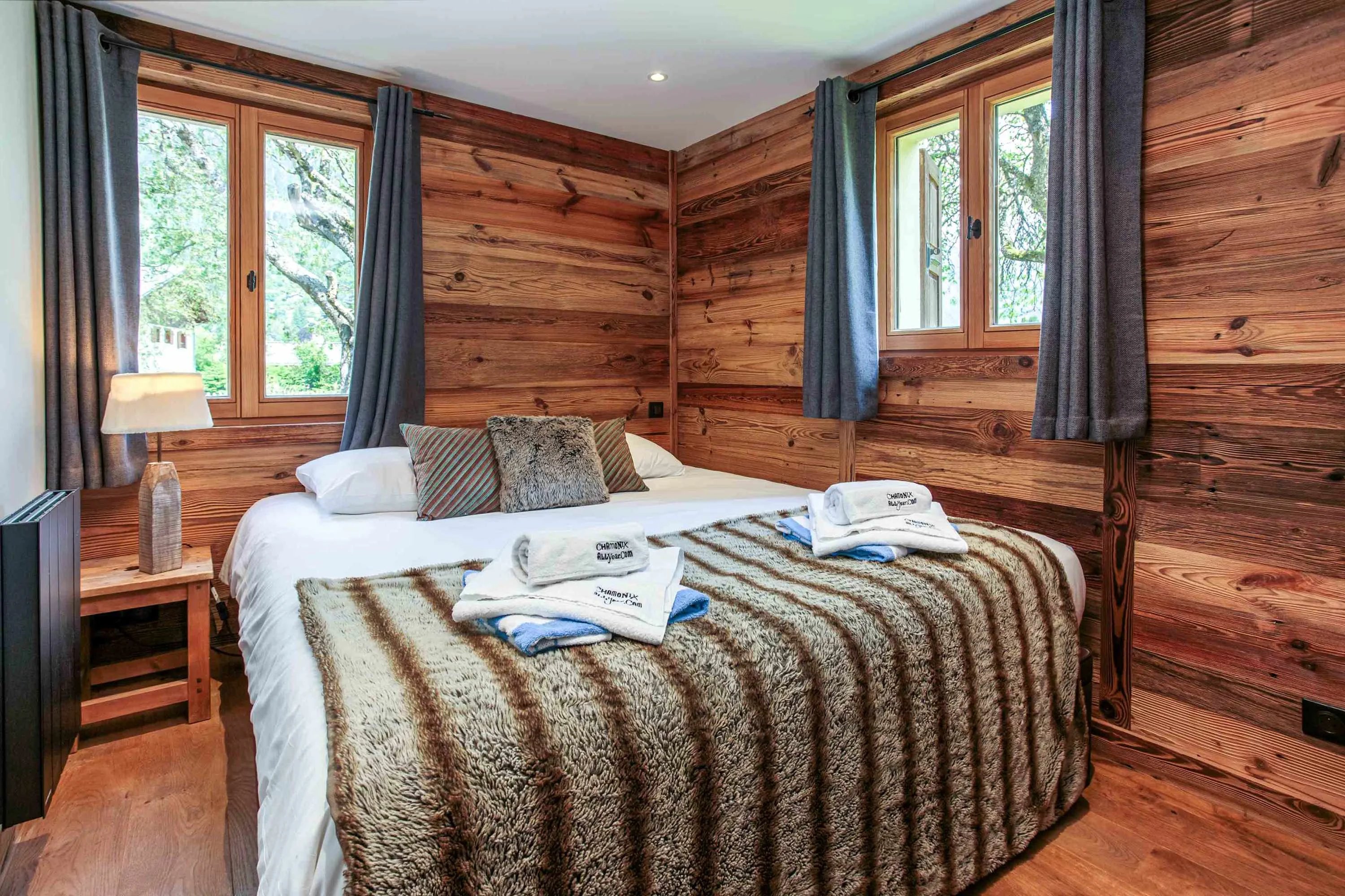 Double bedroom with private bathroom