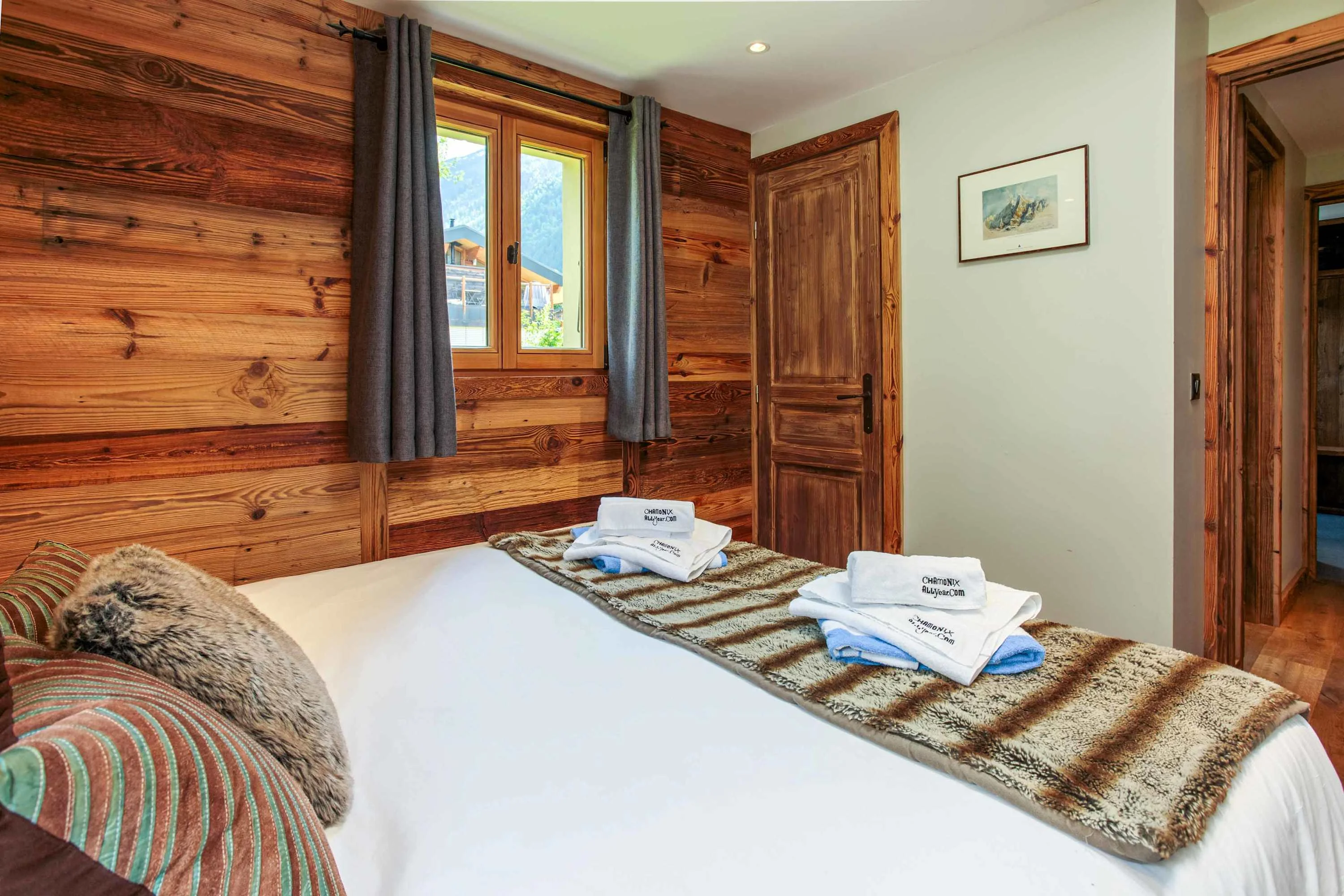 Double bedroom with private bathroom