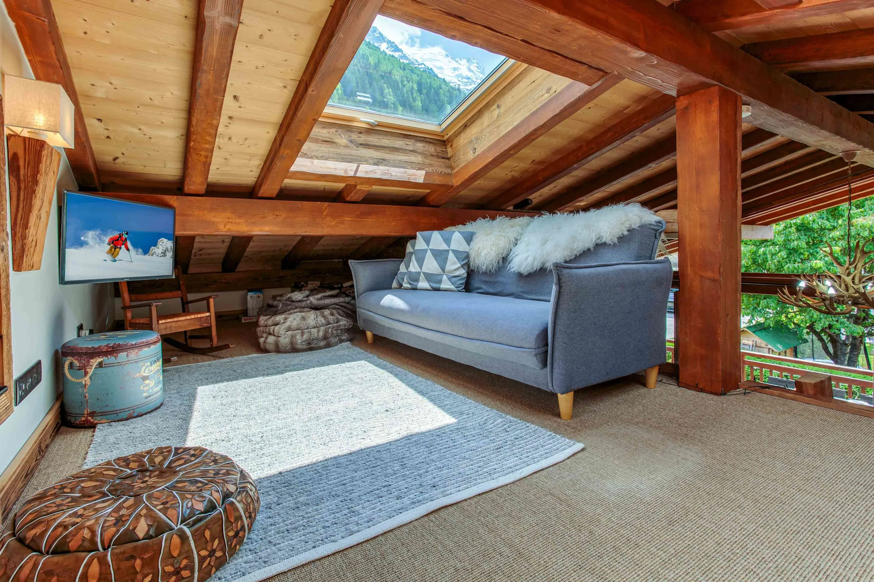 Mezzanine with TV area and flexible sleeping arrangements