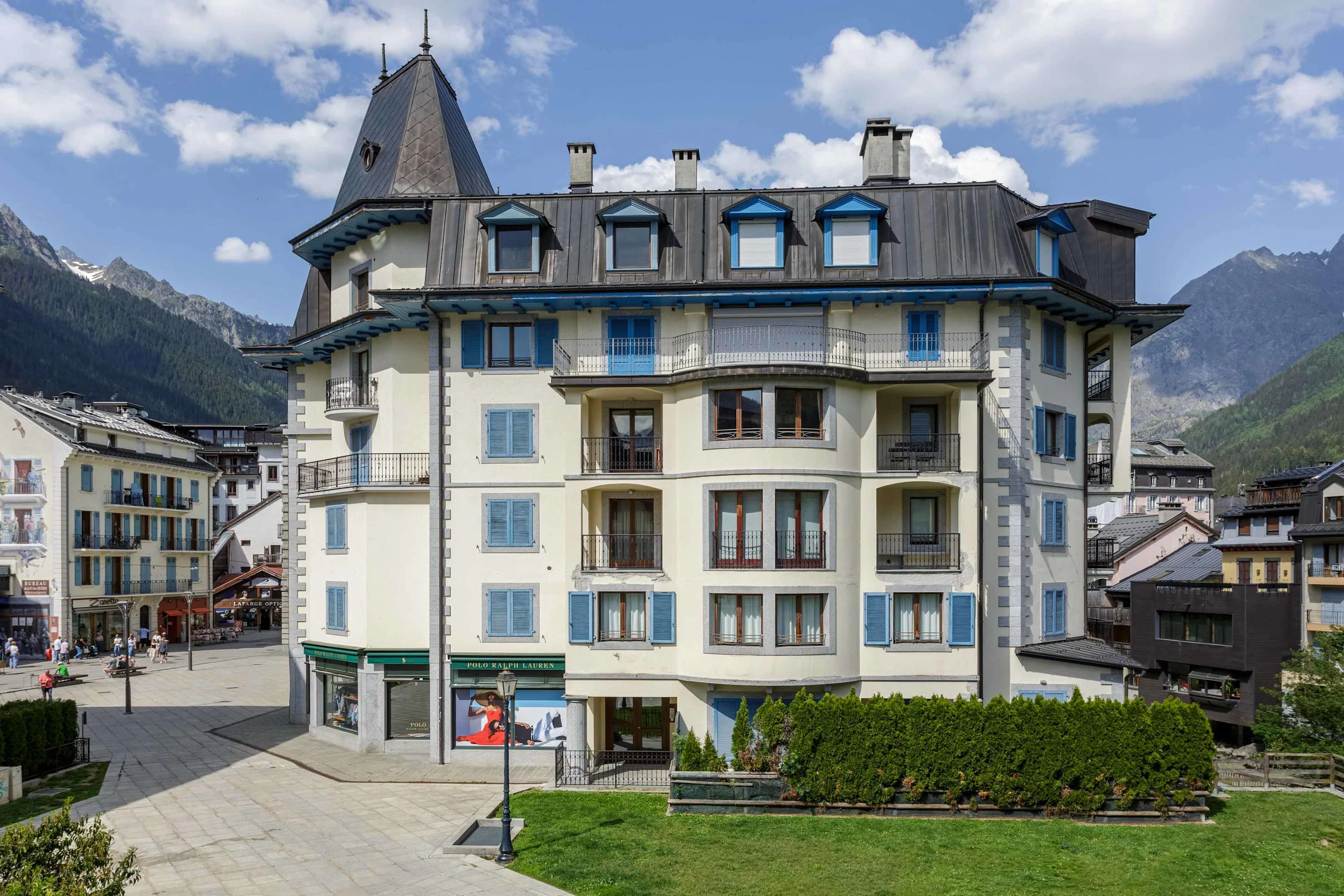 Apartment is in Residence des Alpes in central Chamonix