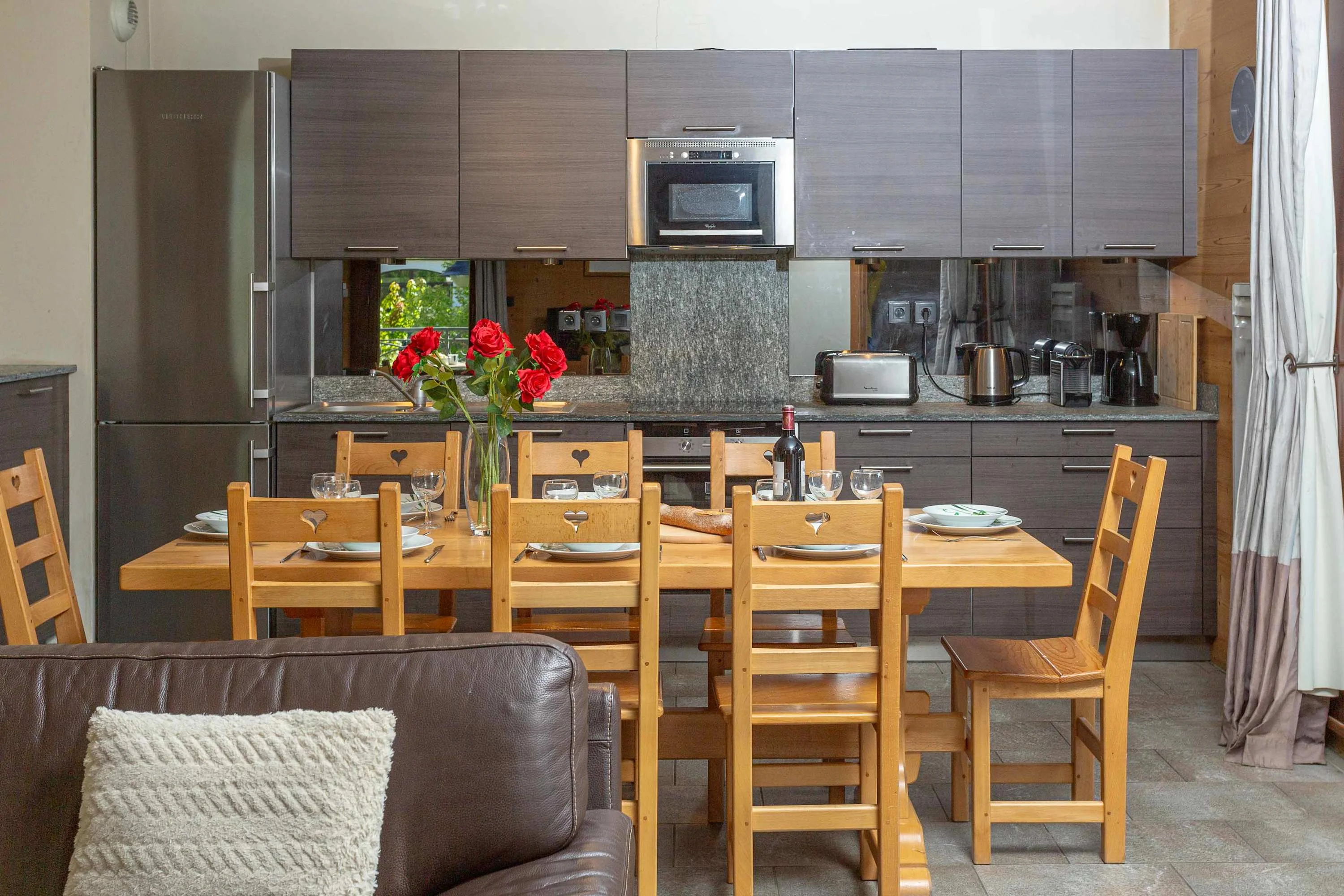 Dining area & kitchen