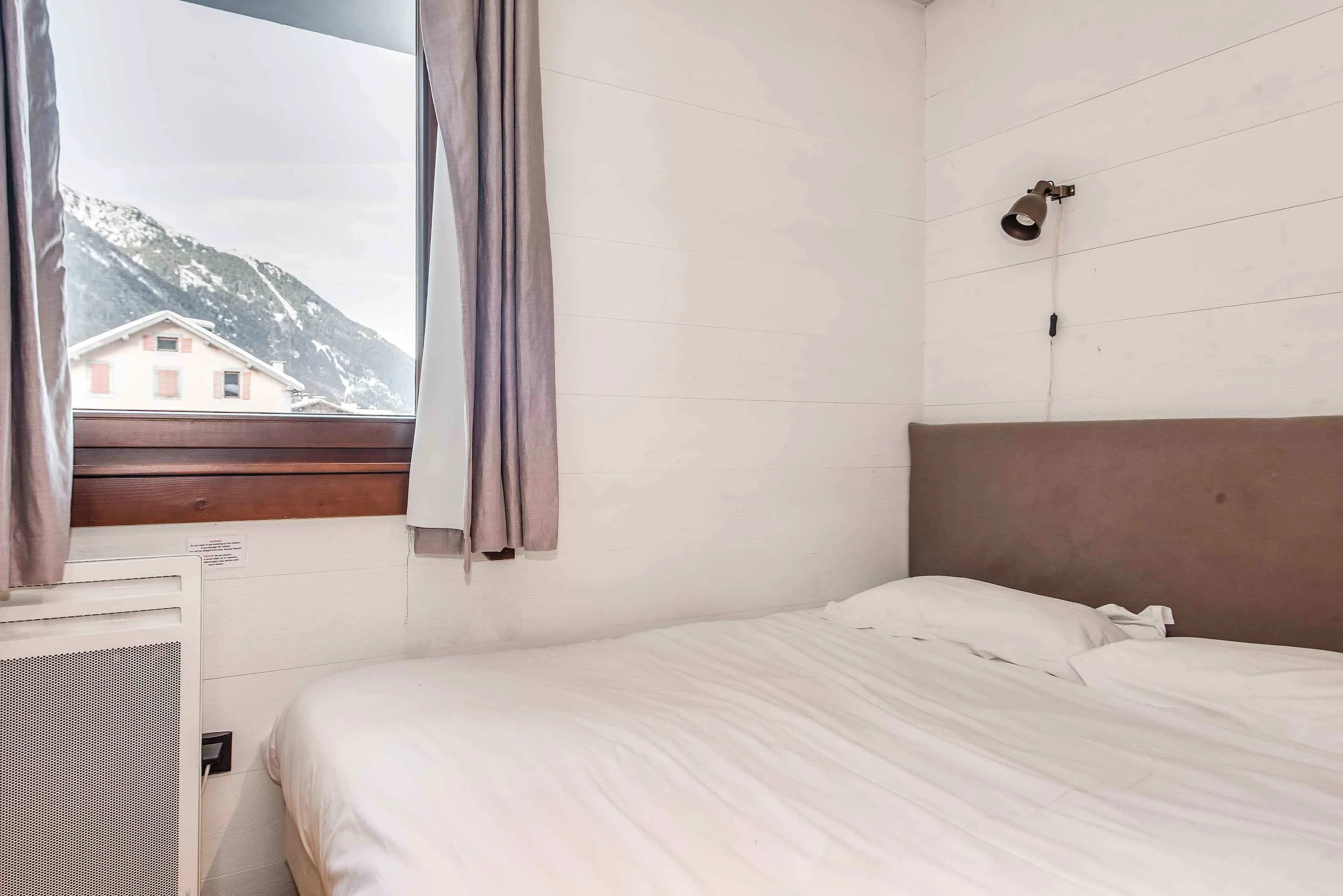 Bedroom (3) flexible beds and ensuite bathroom