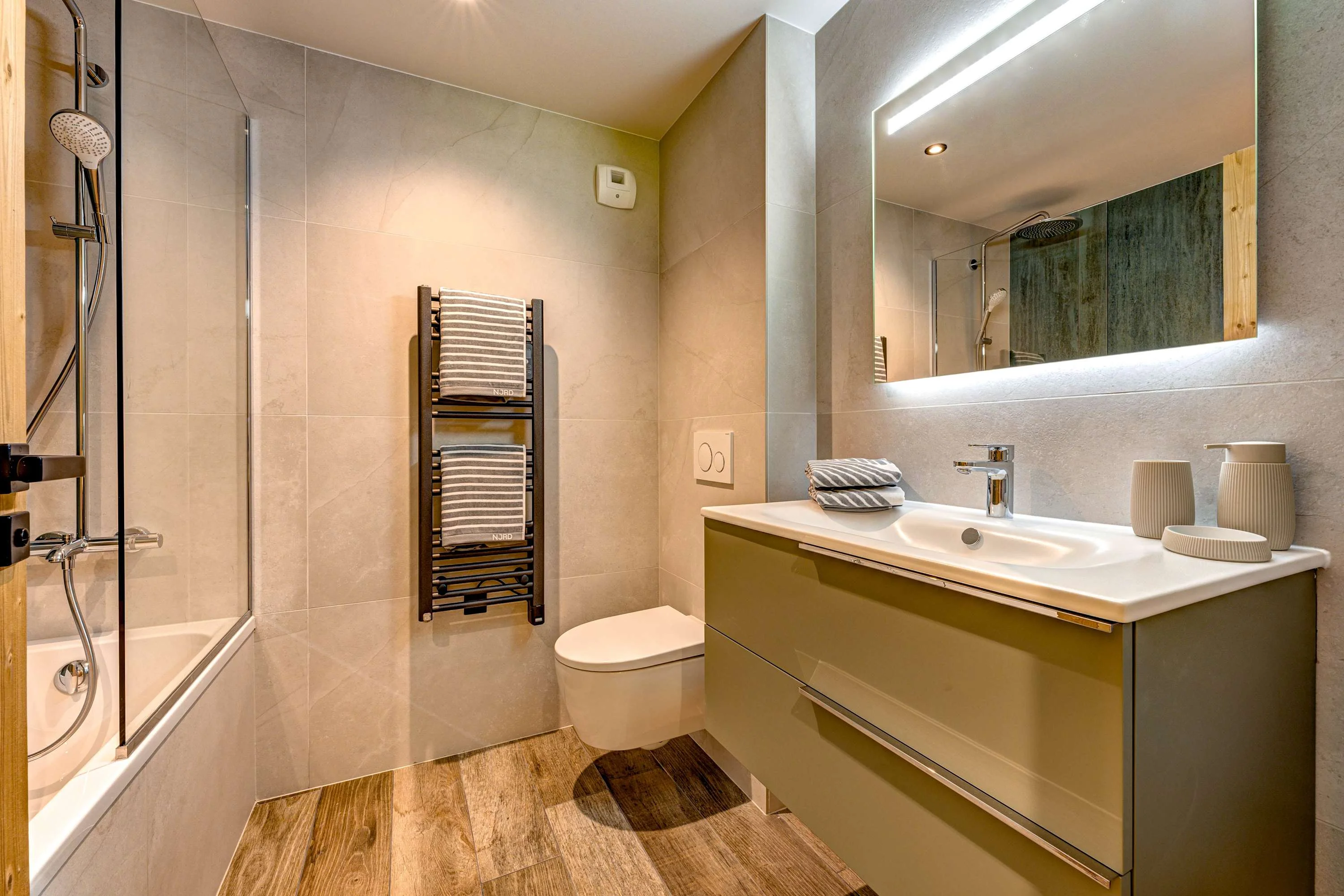Ensuite to master bedroom