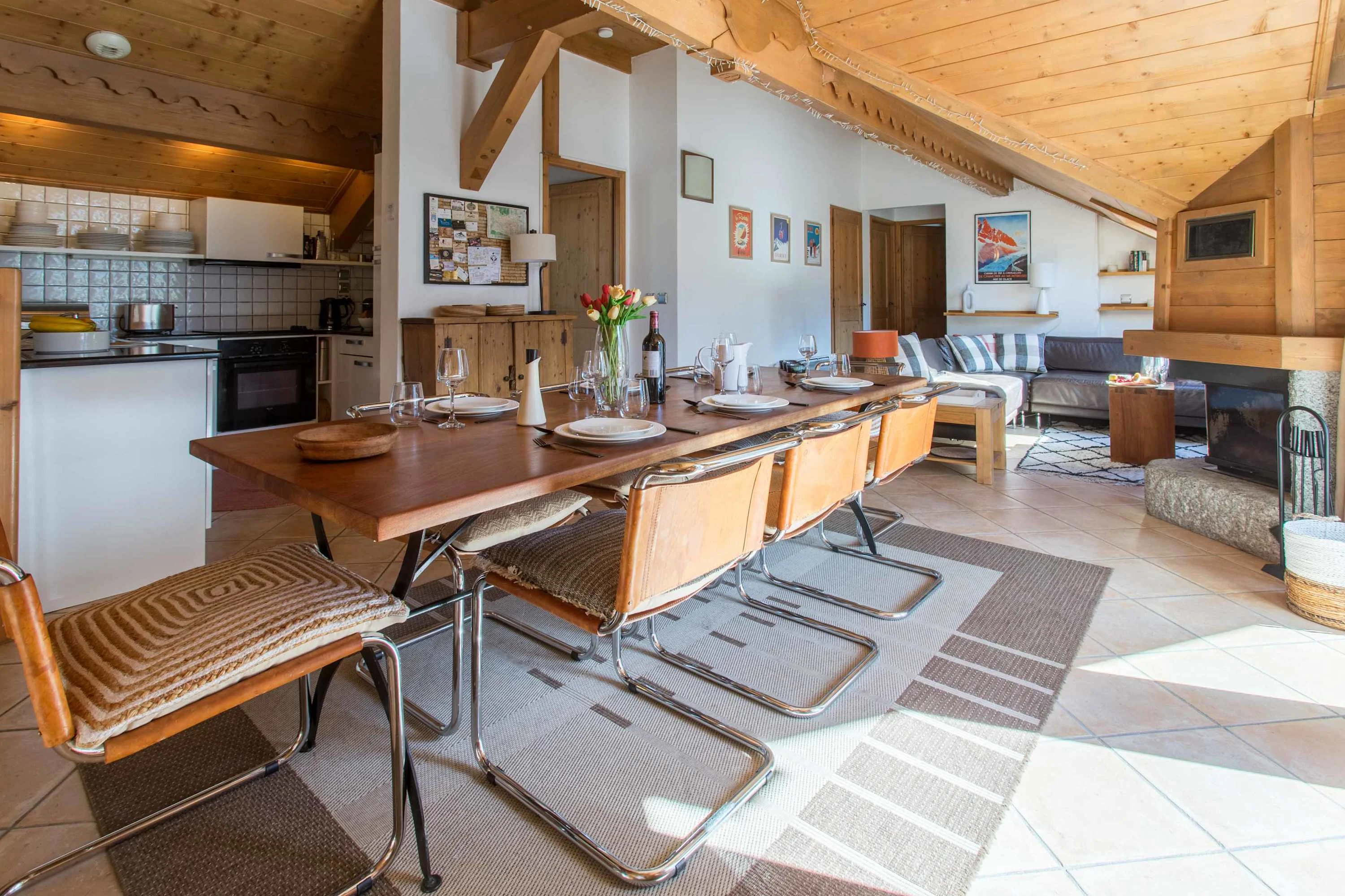 Dining area with seating for 6 people