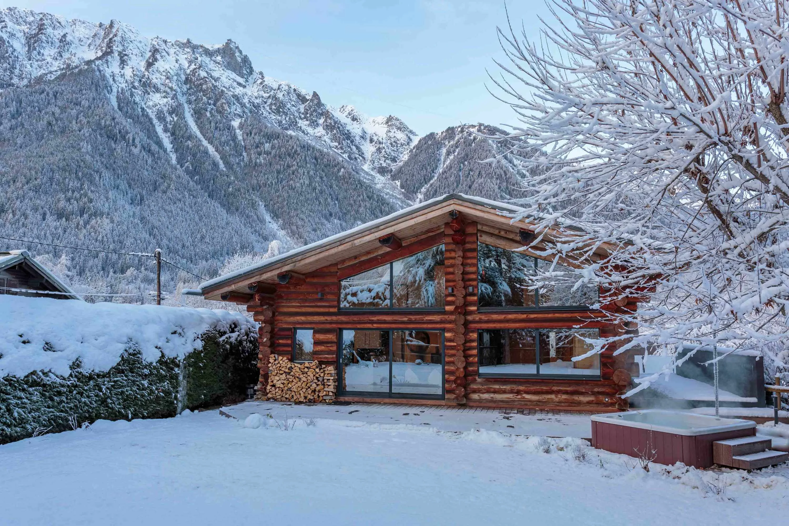 Chalet des Cimes, with jacuzzi hot tub