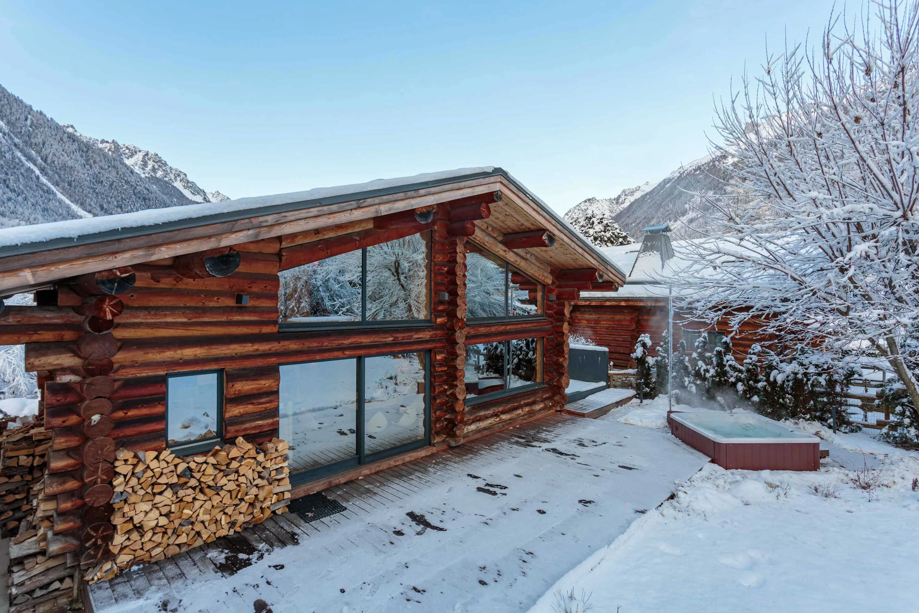 Chalet des Cimes, with jacuzzi hot tub