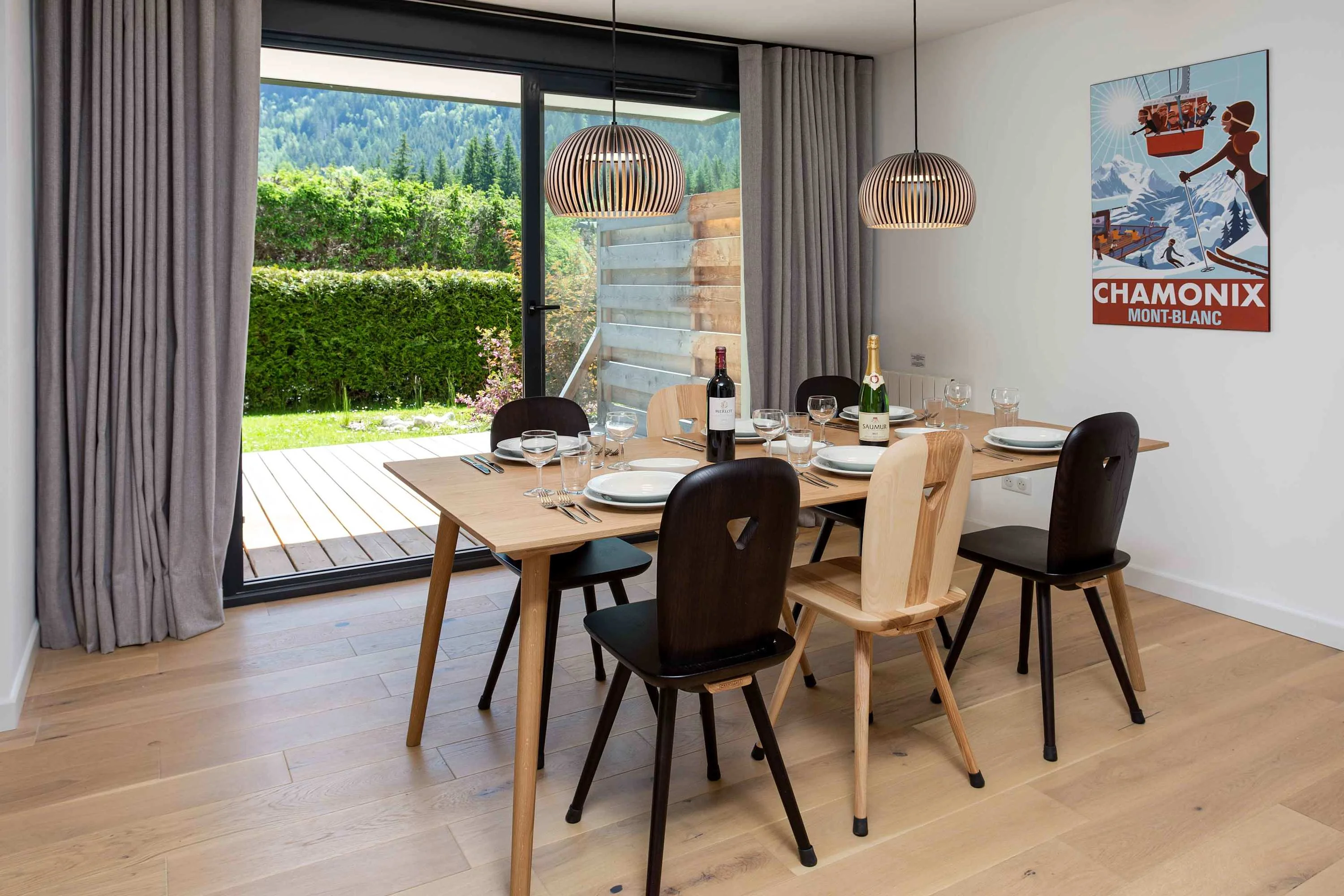 Dining room seats 6 comfortably