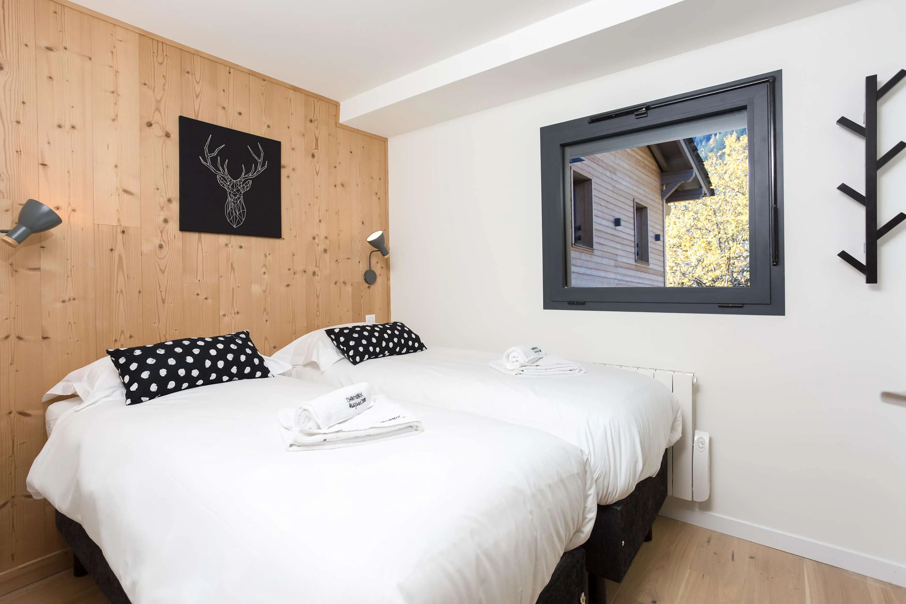 Second bedroom with twin beds