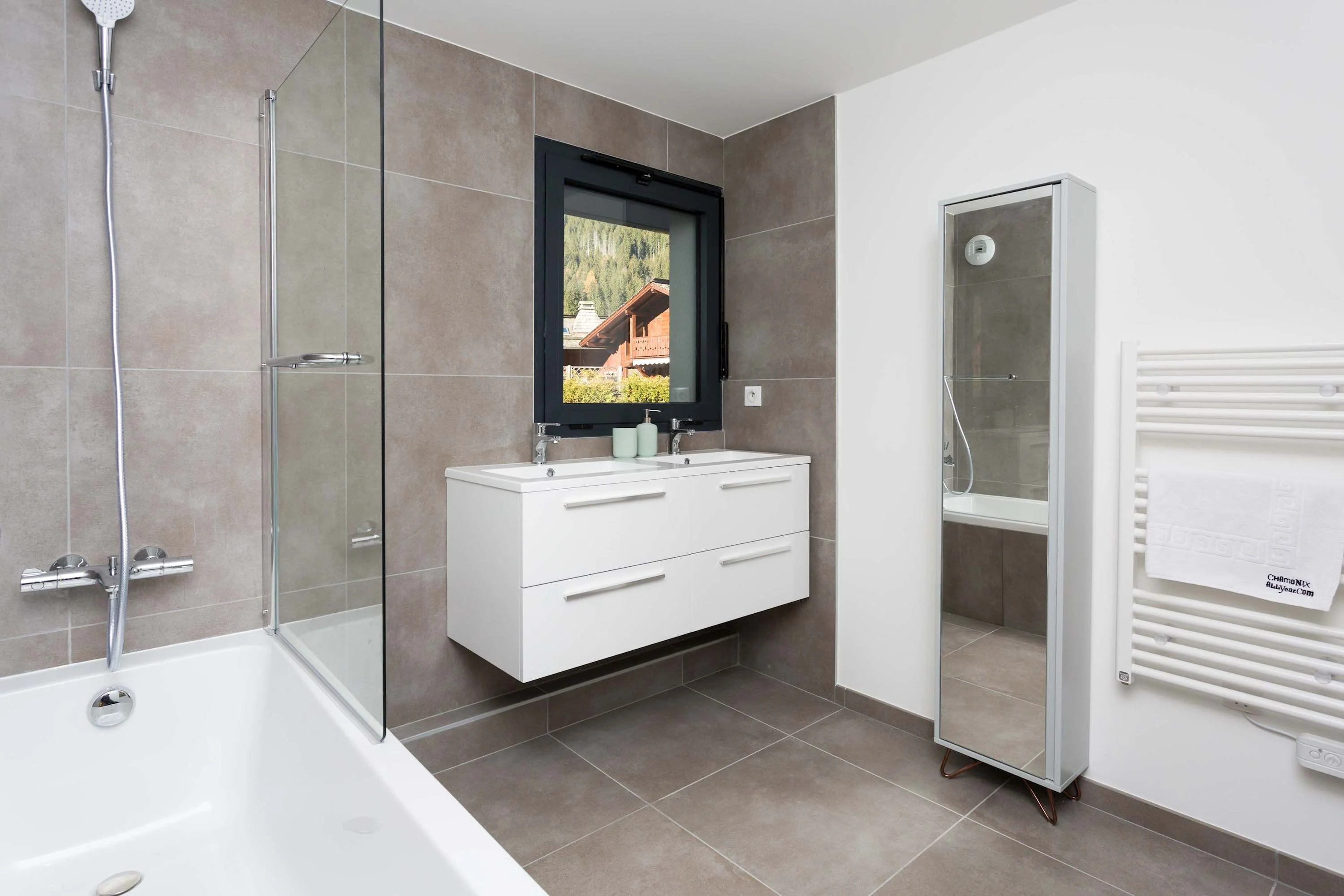 Ensuite bathroom with bath, overhead shower and WC