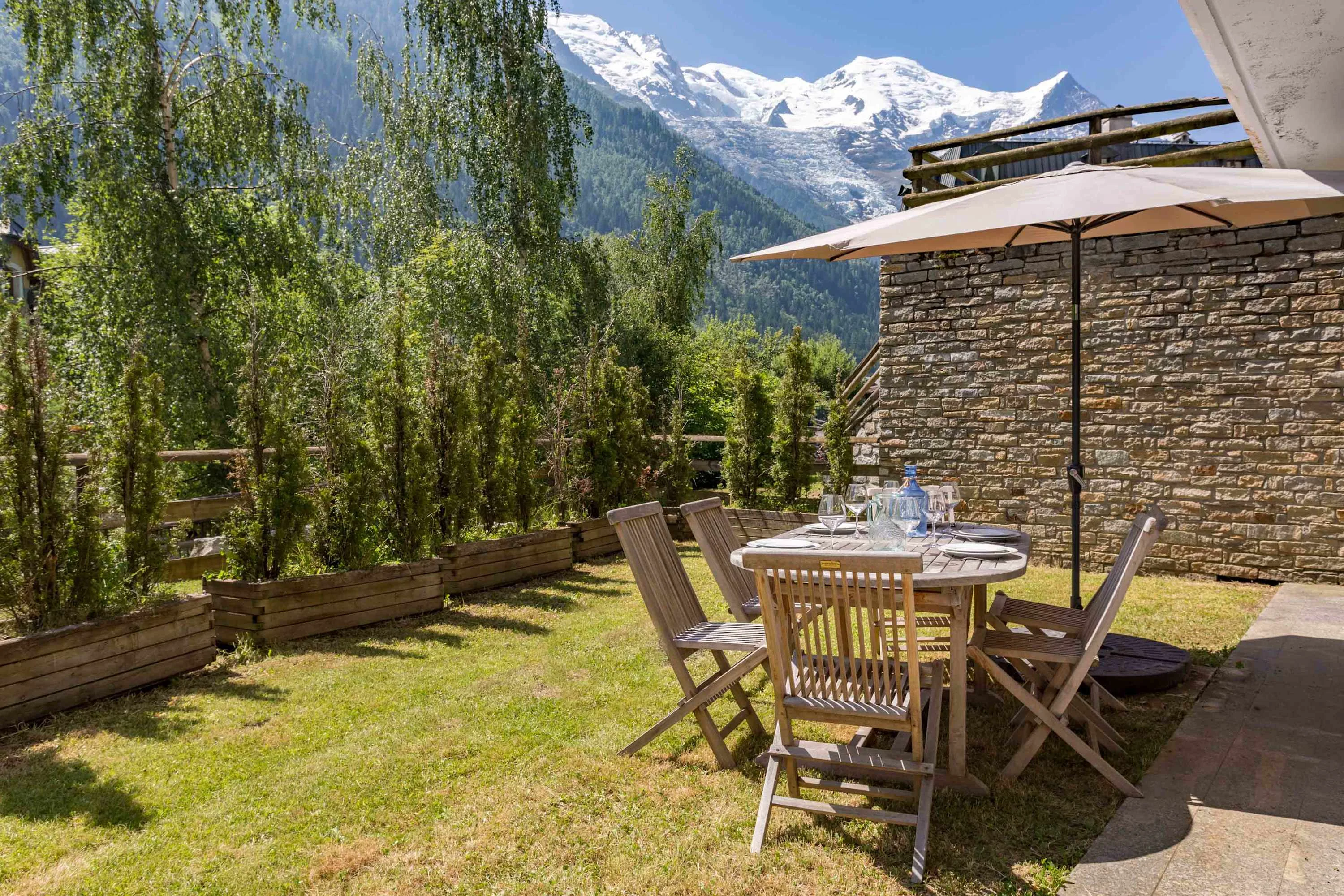 Dine al fresco at the foot of Mont Blanc
