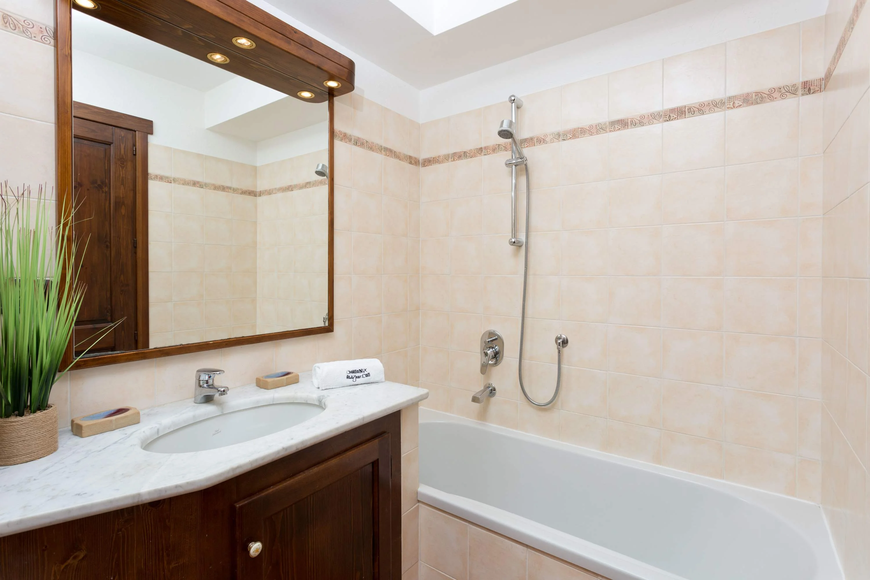 Family bathroom with bath, WC & bidet