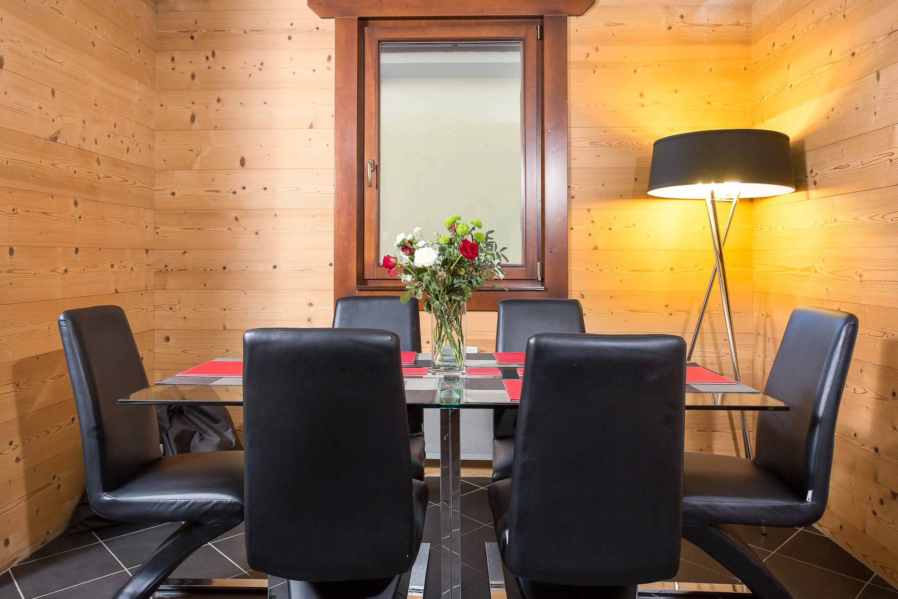 Dining area with seating for 6 people