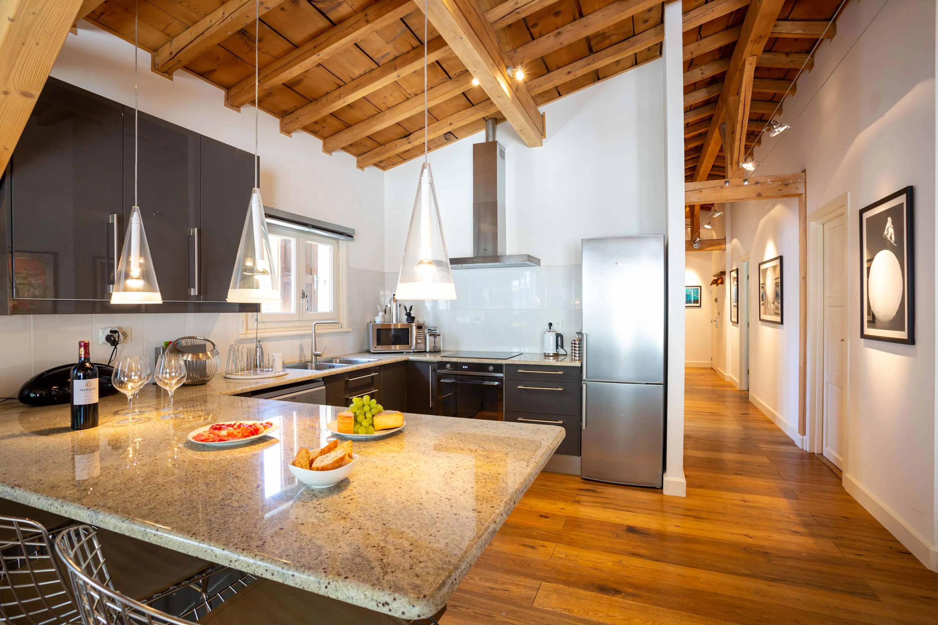 Modern, well-equipped kitchen with breakfast bar