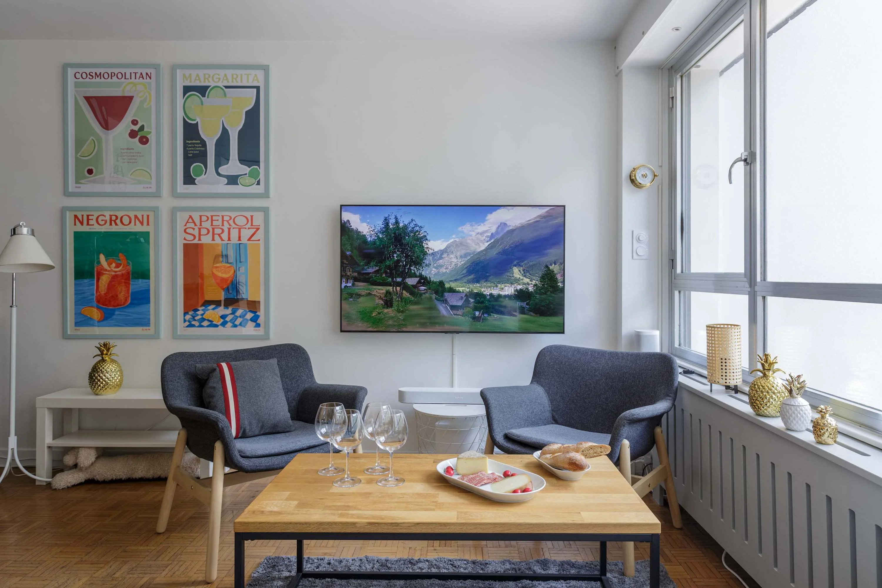 Comfortable seating for 4 guests
