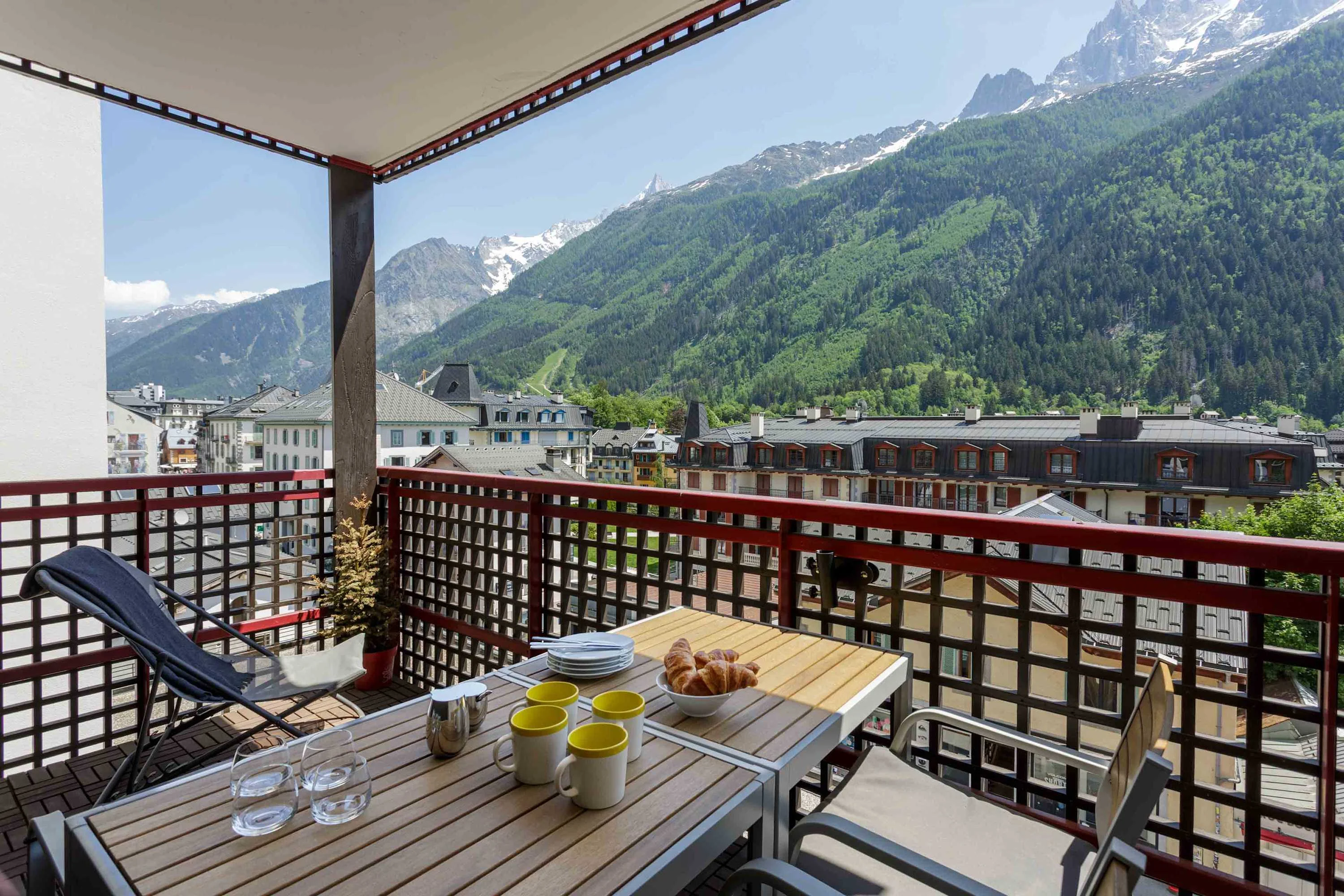 Enjoy an evening aperitif at the foot of Mont Blanc