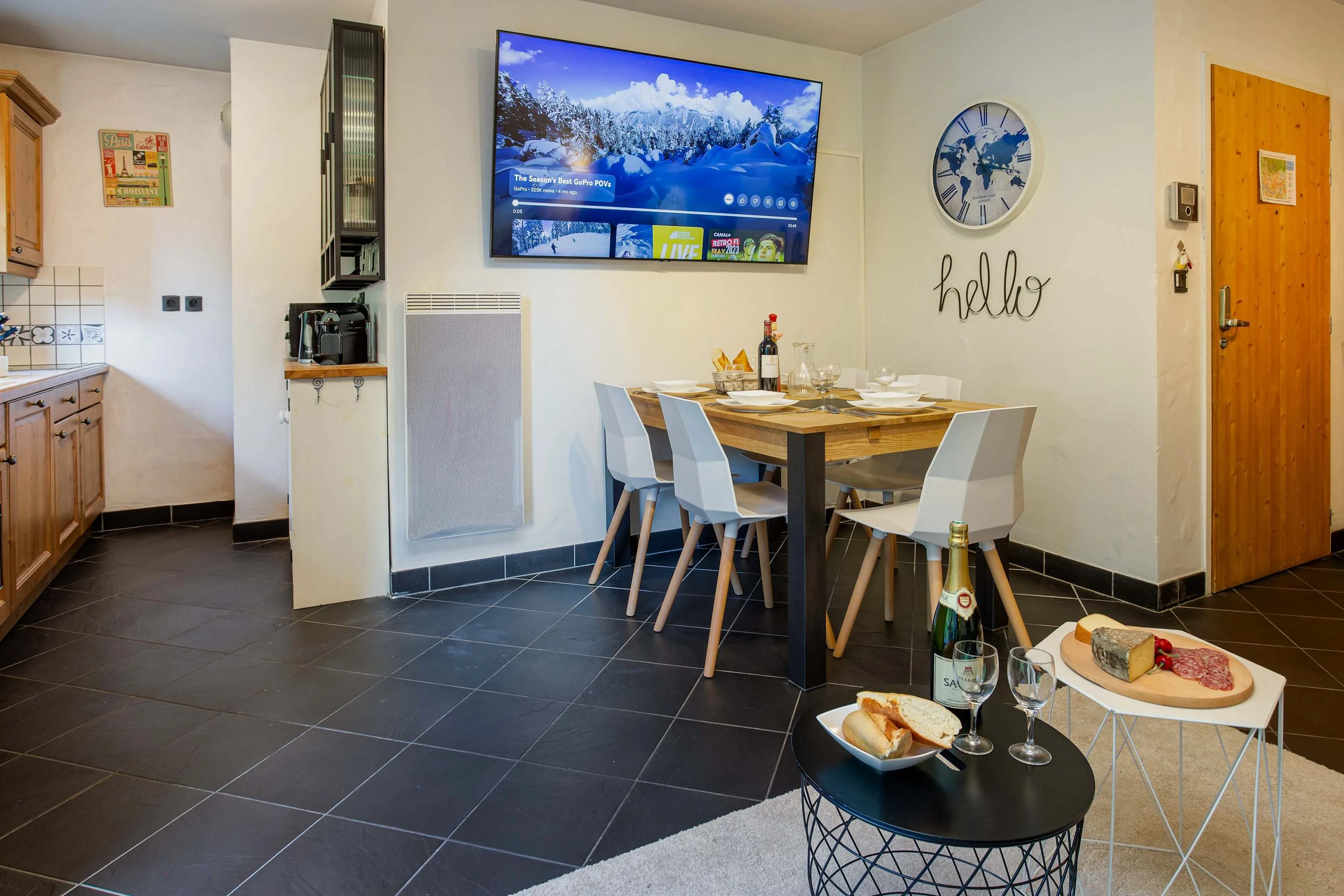 Living & dining area with seating for 6